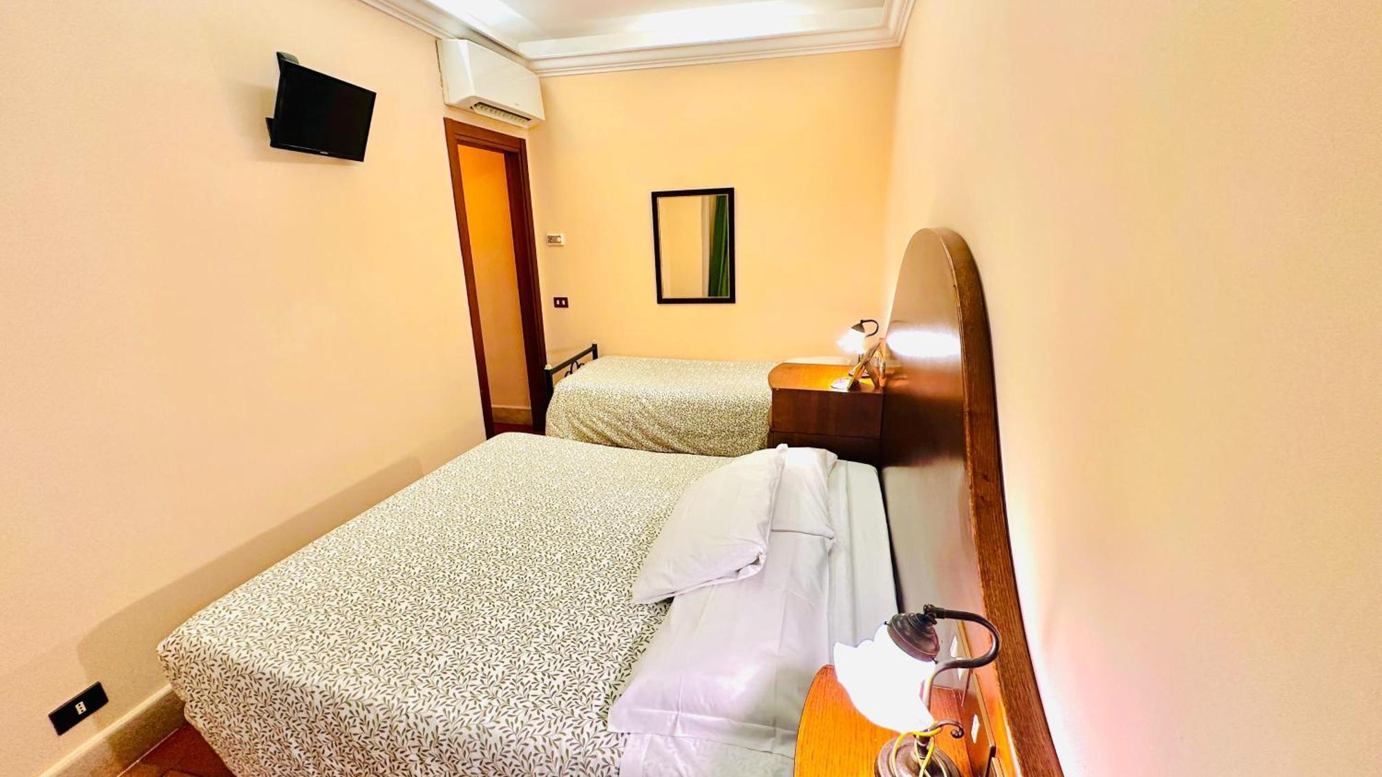 Hotel 4 Coronati Рим Экстерьер фото